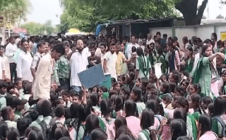 প্রধান শিক্ষকের বদলির প্রতিবাদে ঝাড়খণ্ডে পড়ুয়াদের পথ অবরোধ, পাথর ছোড়ায় পুলিশকর্মী আহত