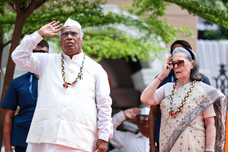 ‘বন্দে মাতরম’-এর প্রতি চরম অসম্মান: কংগ্রেসকে ক্ষমা চাওয়ার দাবি বিজেপির