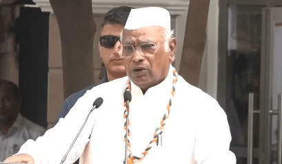 নাম বদল নয়, মানুষের আর্থিক পরিস্থিতি বদলাতে কাজ করেছে কংগ্রেস: কেন্দ্রকে খাড়গের খোঁচা