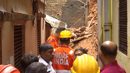 কলকাতায় পুরনো বাড়ি ভেঙে মৃত ১, ধ্বংসস্তূপে আটকে ১৯