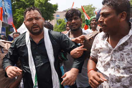 পটনায় প্রতিবাদ মিছিল থেকে তেজস্বী যাদব আটক, আরজেডি সমর্থকদের ছত্রভঙ্গ করতে জলকামান
