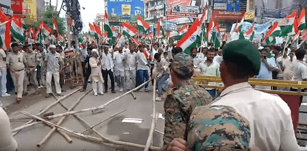 পটনায় আরজেডির রাজভবন অভিযান ঘিরে উত্তেজনা, ব্যারিকেড ভাঙার চেষ্টা বিক্ষোভকারীদের