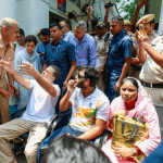 নতুন এফআইআর না হওয়া পর্যন্ত ধর্না চলবে, রাহুলের পাশে কংগ্রেস নেতারা
