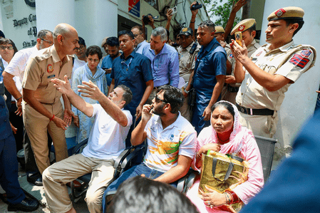 নতুন এফআইআর না হওয়া পর্যন্ত ধর্না চলবে, রাহুলের পাশে কংগ্রেস নেতারা
