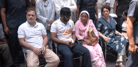পেলেট গান ইস্যুতে এফআইআরের দাবিতে পার্লামেন্ট স্ট্রিট থানার সামনে ধর্নায় রাহুল-প্রিয়াঙ্কা