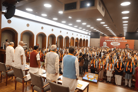 ‘বন্দে মাতরম’-এর ঐতিহ্য রক্ষায় বিজেপির প্রস্তাব, দুই স্তবকে সীমাবদ্ধ রাখার সিদ্ধান্তের নিন্দা