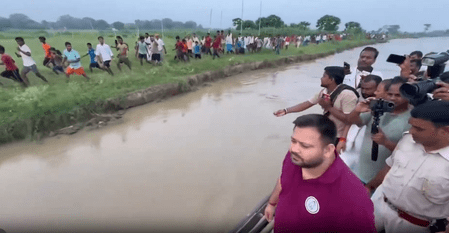 বিহারে নদীর জল বাড়ায় রাঘোপুরে ভাঙনপ্রবণ এলাকা পরিদর্শন তেজস্বী যাদবের