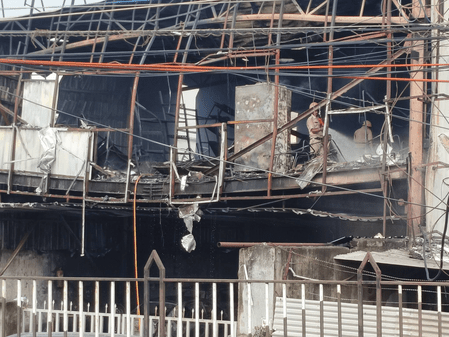 কলকাতার কাছে গাড়ির শোরুমে ভয়াবহ আগুন, পুড়ে ছাই ২২টি নতুন গাড়ি