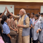 স্কুল পড়ুয়াদের সঙ্গে রাখিবন্ধন উদযাপন প্রধানমন্ত্রী মোদির, ‘হাই-ফাইভ’ ও হাসিতে মাতল ৭ লোক কল্যাণ মার্গ