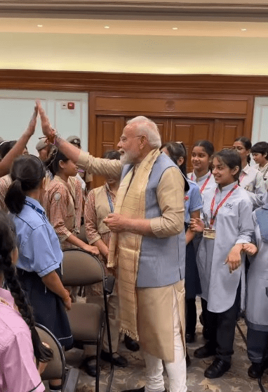 স্কুল পড়ুয়াদের সঙ্গে রাখিবন্ধন উদযাপন প্রধানমন্ত্রী মোদির, ‘হাই-ফাইভ’ ও হাসিতে মাতল ৭ লোক কল্যাণ মার্গ