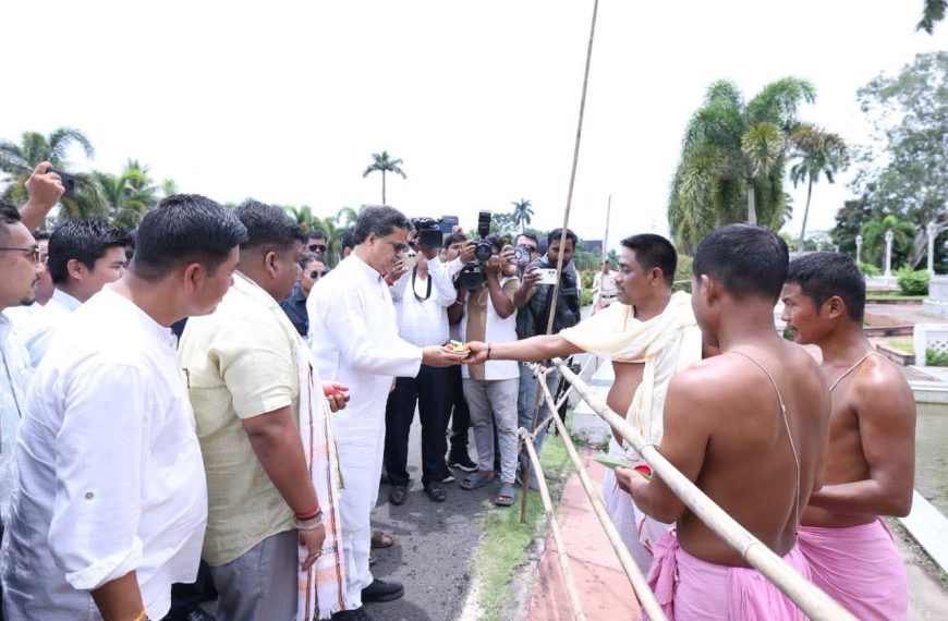 কের পূজায় অংশ নিলেন মুখ্যমন্ত্রী, রাজ্যের শান্তি-সমৃদ্ধি কামনা