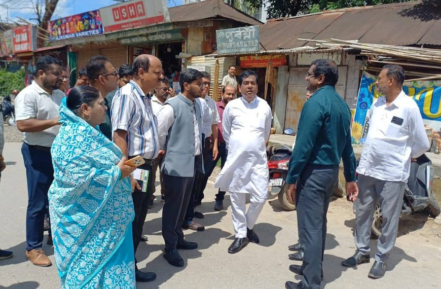 জলাবদ্ধতা নিয়ে তৎপর পুরনিগম, ক্ষতিগ্রস্ত এলাকা পরিদর্শনে মেয়র
