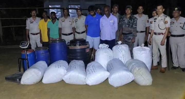 মানাইপাথরে মাটির নিচে লুকানো ১২২ কেজি গাঁজা উদ্ধার, গ্রেপ্তার বাবা-ছেলে