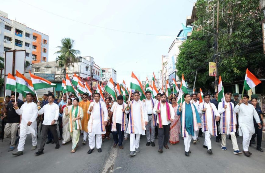 জাতীয় পতাকার সঙ্গে জড়িয়ে রয়েছে অসংখ্য বীর স্বাধীনতা সংগ্রামী ও শহীদদের আত্মত্যাগের ইতিহাস: মুখ্যমন্ত্রী