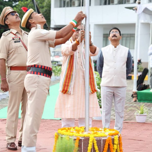 সচিবালয় প্রাঙ্গণে জাতীয় পতাকা উত্তোলন করেন কৃষি মন্ত্রী