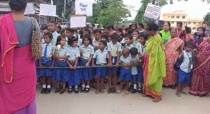 শিক্ষক সংকটে কাঞ্চনবাড়িতে ছাত্র-অভিভাবকদের পথ অবরোধ, স্কুলের গেটে তালা