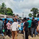 রাস্তা সংস্কারের দাবিতে টিলাবাজারে ই-রিক্সা চালকদের অনির্দিষ্টকালের পথ অবরোধ