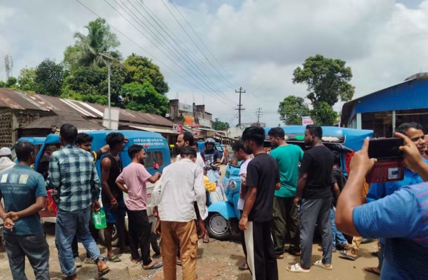 রাস্তা সংস্কারের দাবিতে টিলাবাজারে ই-রিক্সা চালকদের অনির্দিষ্টকালের পথ অবরোধ