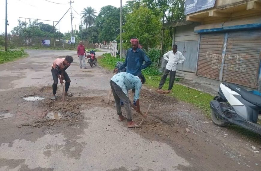 অবরোধের চাপে অবশেষে কাজ শুরু, কৈলাসহরের ডাকবাংলা-রাঙ্গাউটি সড়ক সংস্কারে উদ্যোগ