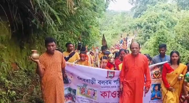 ‘হর হর মহাদেব’ ধ্বনিতে মুখর কমলপুর, শিববাড়ির পথে হাজারো ভক্তের কাওয়ার যাত্রা