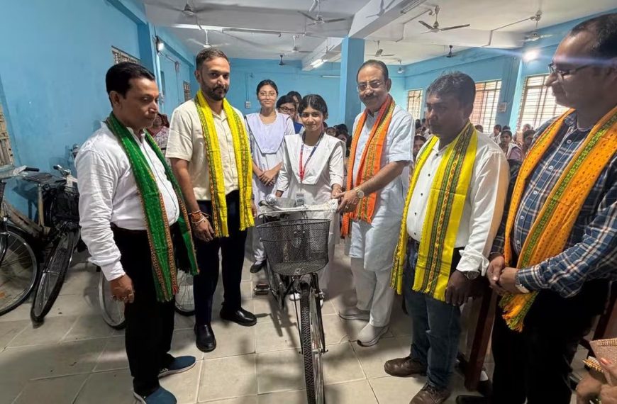 ক্ষুদিরাম বসু ইংলিশ মিডিয়াম স্কুলে ছাত্রীদের সাইকেল বিতরণ, উদ্যোগের প্রশংসা সাংসদ রাজীব ভট্টাচার্যের