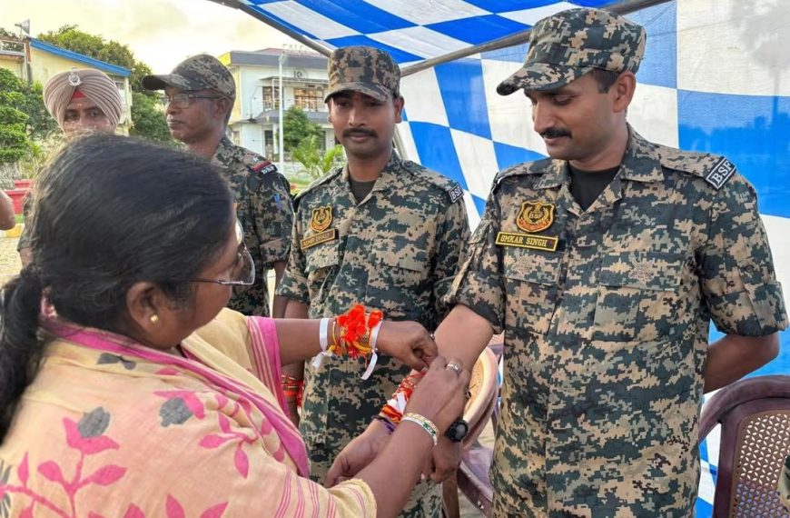 আখাউড়া চেকপোস্টে বিএসএফ জওয়ানদের রাখি পরালেন প্রাক্তন কেন্দ্রীয় প্রতিমন্ত্রী প্রতিমা ভৌমিক
