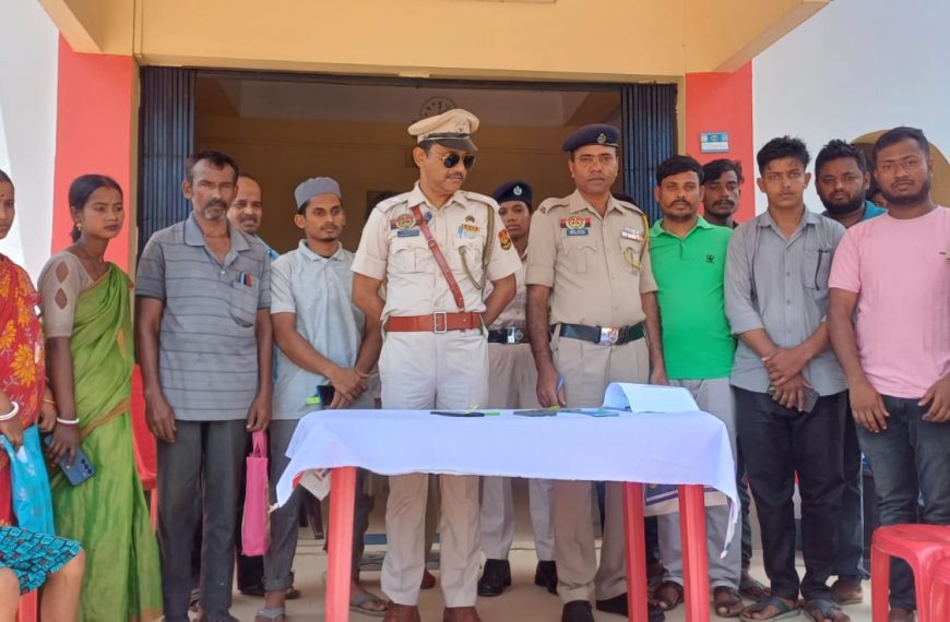 হারানো-চুরি যাওয়া ১৩ মোবাইল উদ্ধার, স্বাধীনতা দিবসে মালিকদের হাতে তুলে দিল মেলাঘর থানা