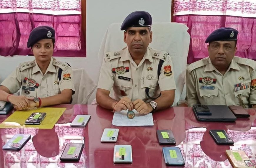 উদয়পুরে পুলিশের তৎপরতায় উদ্ধার ১০টি হারিয়ে যাওয়া মোবাইল, মালিকদের হাতে তুলে দিল রাধাকিশোরপুর থানার পুলিশ