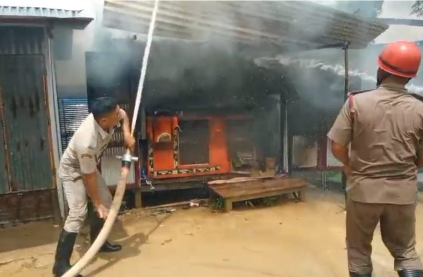 টাকারজলা থানার সংলগ্ন দোকানে আগুন, অল্পের জন্য রক্ষা পেল টাকারজলা বাজার