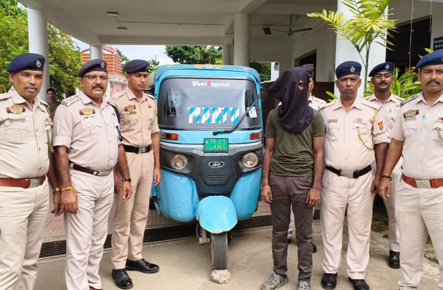 অভয়নগরে ছাত্রীর গলা থেকে সোনার চেইন ছিনতাই কান্ডে ই-অটোসহ যুবক গ্রেফতার