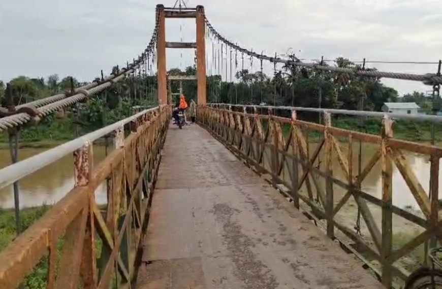 অবহেলায় বেহাল ঝুলন্ত স্টিল ফুটব্রিজ, বাড়ছে দুর্ঘটনার আশঙ্কা, আতঙ্কে পথচারীরা
