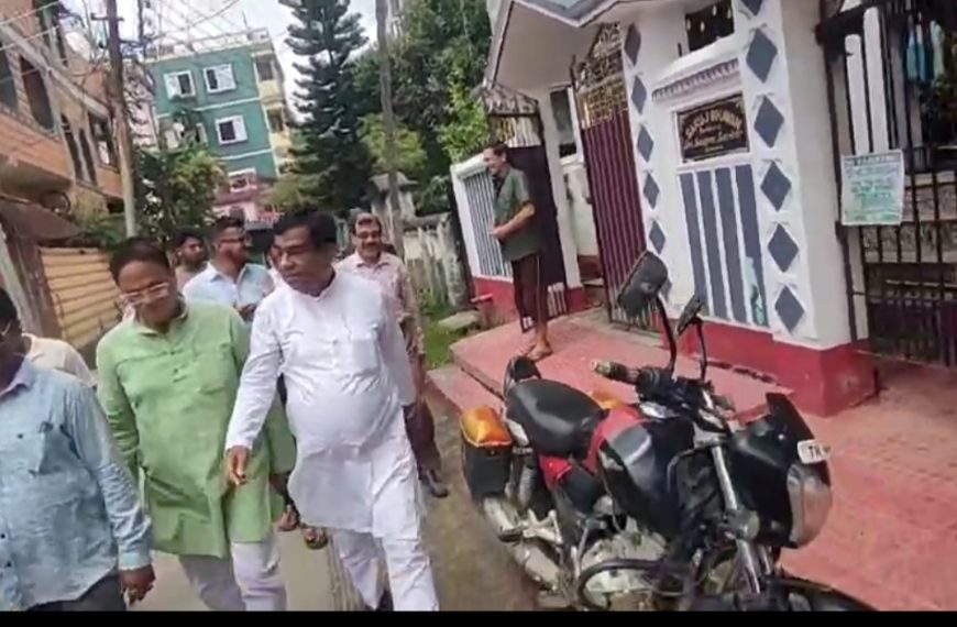 ৩২ নম্বর ওয়ার্ডে কভার ড্রেন নির্মাণের কাজ পরিদর্শনে মেয়র দীপক মজুমদার