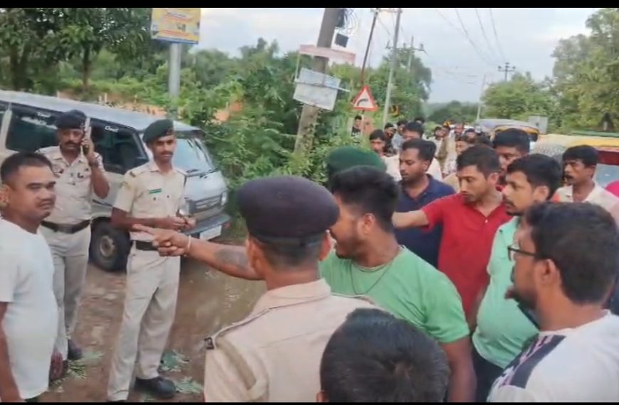 কমলাসাগরে কালো গ্লাস ফিল্ম অপসারণ অভিযান ঘিরে পুলিশ-অটোচালকদের বচসা
