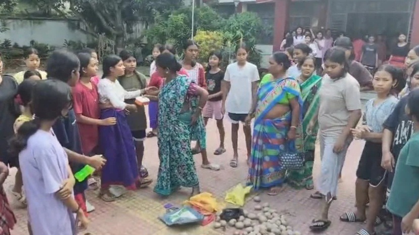 ড. বি.আর. আম্বেদকর স্মৃতি ছাত্রী নিবাসে খাবার আত্মসাতের অভিযোগ, তিন রাঁধুনিকে আটক করে বিক্ষোভ ছাত্রীর
