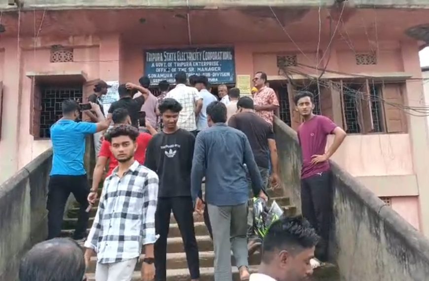 বর্ধিত বিদ্যুৎ বিলের প্রতিবাদে সোনামুড়া ইলেকট্রিক অফিসে তালাবন্দি, বিক্ষোভে উত্তাল এলাকা