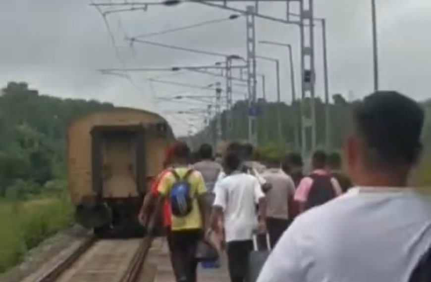 কলাছড়া স্টেশনে নির্ধারিত স্থানে না থেমে এগিয়ে গেল সাব্রুম-আগরতলা যাত্রীবাহী ট্রেন, ভোগান্তিতে যাত্রীরা