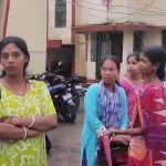 ঋণের প্রলোভনে ১৩ লক্ষ টাকা প্রতারণার অভিযোগ, টাকা ফেরতের দাবিতে সন্তানদের নিয়ে থানায় ভুক্তভোগীরা