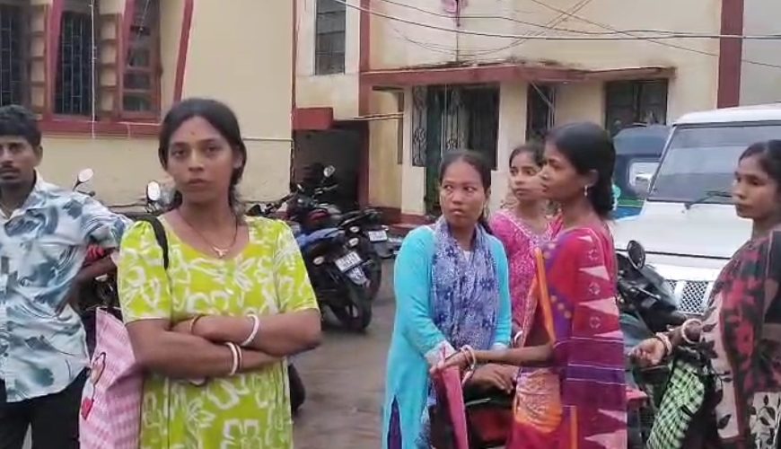 ঋণের প্রলোভনে ১৩ লক্ষ টাকা প্রতারণার অভিযোগ, টাকা ফেরতের দাবিতে সন্তানদের নিয়ে থানায় ভুক্তভোগীরা