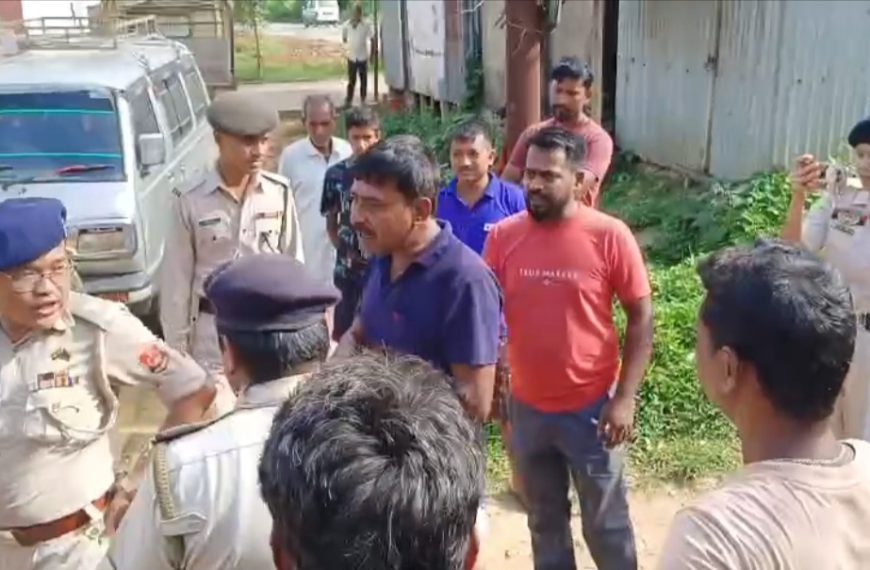 স্মার্ট মিটার লাগাননি, তবুও বিদ্যুৎ বিল ৮,৮৮৮ টাকা অফিসে তালা ঝুলিয়ে প্রতিবাদ