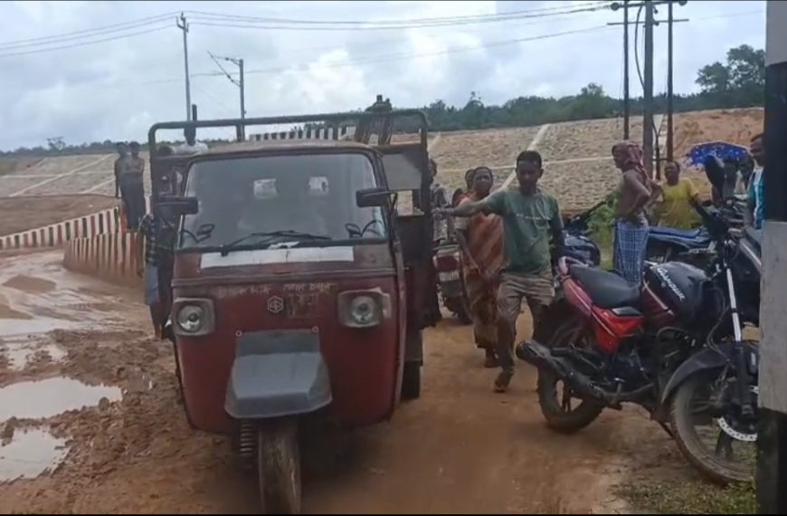 জল- কাঁদায় বেহাল রাস্তা, দুর্ভোগে সূর্যমনিনগরের বাসিন্দারা