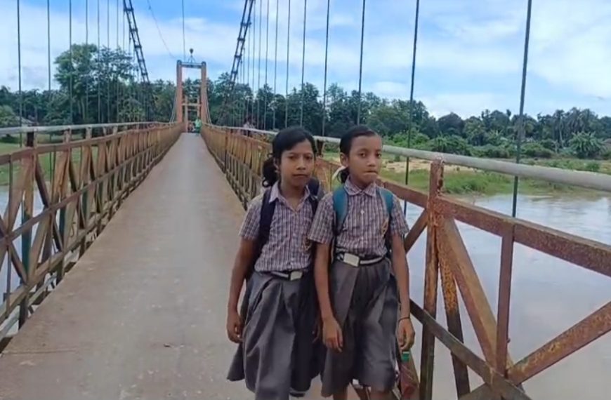 তেলকাজলা ঝুলন্ত সেতুতে দুর্ঘটনা, আহত ৬০ বছরের বৃদ্ধসংস্কারের দাবি ক্ষুব্ধ এলাকাবাসীর