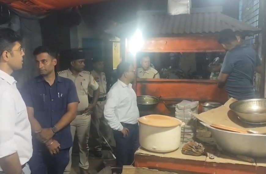 মহারাজগঞ্জ বাজারে সদর মহকুমা প্রশাসনের অভিযান, চালসহ নিত্যপ্রয়োজনীয় পণ্যের দাম ও মজুদ খতিয়ে দেখল প্রশাসন