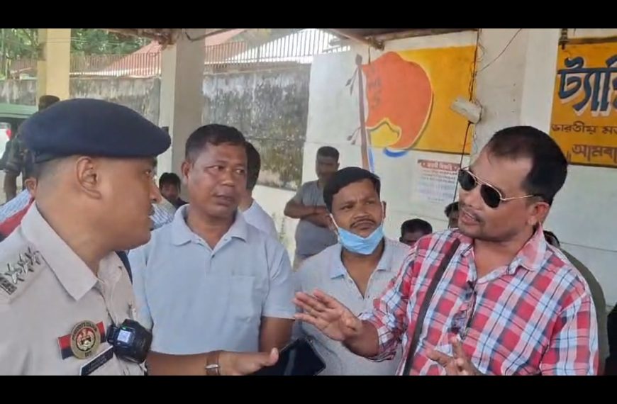 আমবাসা মোটরস্ট্যান্ডে পতাকা লাগানোকে ঘিরে উত্তেজনা, যানচালকদের বাধায় পিছু হটল তিপ্রা মথা