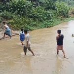 বছরের পর বছর প্রতিশ্রুতিই সার, নদী পার হয়েই জীবনযাপন সিমনা-রবিচরণ এলাকার মানুষের