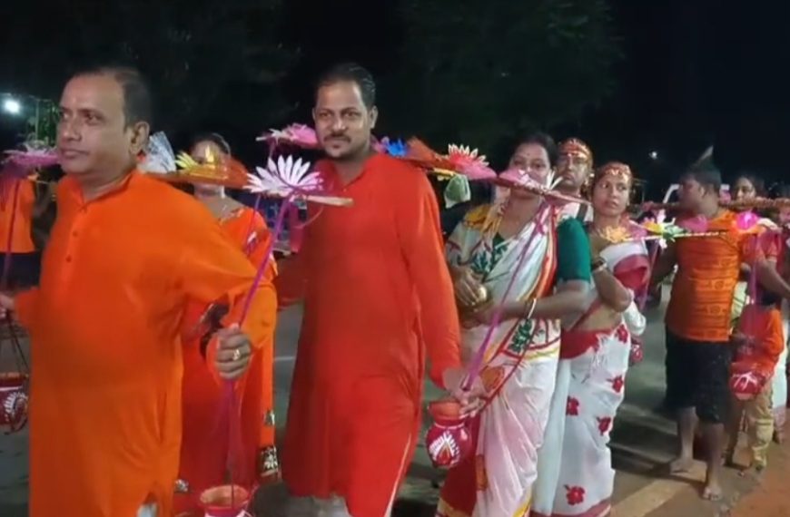 শ্রাবণ মাসের শেষ সোমবারে শিবের আরাধনায় ভক্তদের ঢল