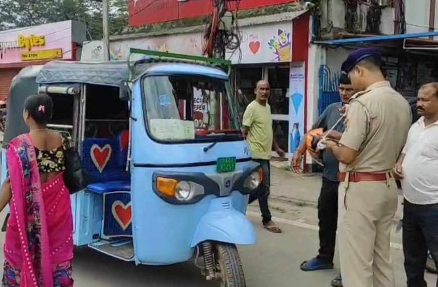 আগরতলা শহরে বাইরের ই-অটোর বিরুদ্ধে ট্রাফিকের অভিযান, নির্দিষ্ট রুটে চলাচলের নির্দেশ