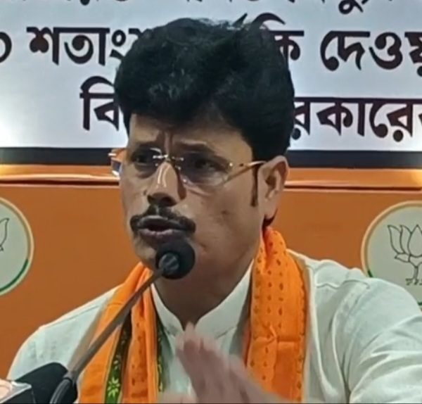 বিদ্যুৎ মাশুলের বাড়তি বোঝা গ্রাহকদের উপর চাপতে দেবে…