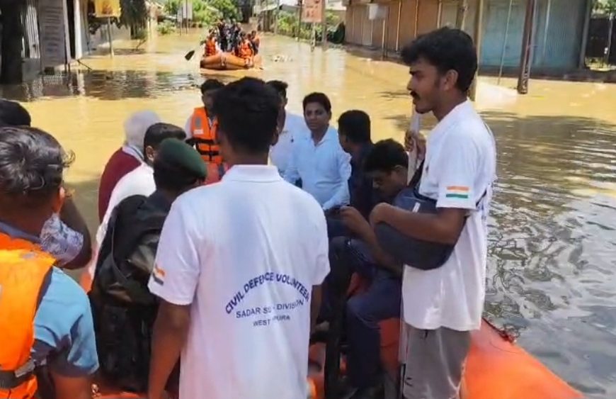 বিপদসীমার কাছাকাছি হাওড়ার জল, চ এলাকা পরিদর্শনে বিধায়ক রতন চক্রবর্তী এবং জিরানিয়া মহকুমা শাসক