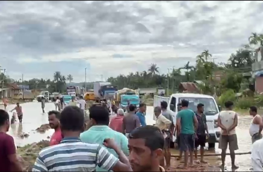 প্রশাসনের আশ্বাসের পরও ড্রেন নির্মাণ হয়নি, বৃষ্টির জলে জলমগ্ন বাড়িঘর,  চম্পকনগরে জাতীয় সড়ক অবরোধ
