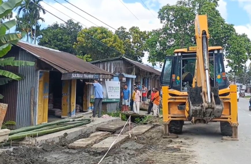 কৈলাসহর পুর এলাকায় নিম্নমানের ড্রেন নির্মাণের অভিযোগ, কাজ বন্ধ করলেন ক্ষুব্ধ এলাকাবাসী